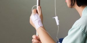 infus tangan wanita