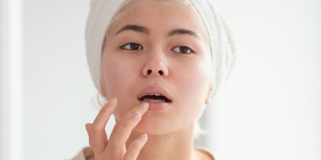 Cara mengatasi bibir kering dan mengelupas