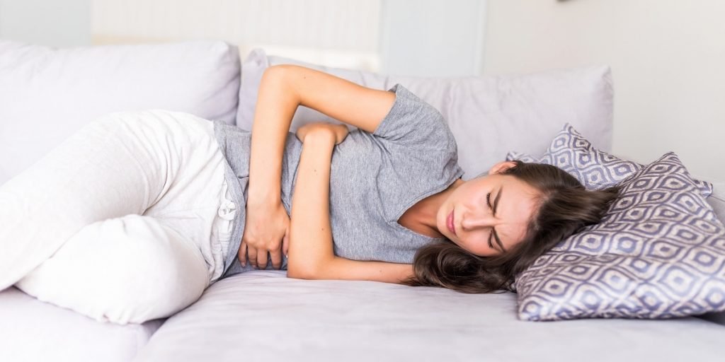 posisi tidur untuk meredakan nyeri haid