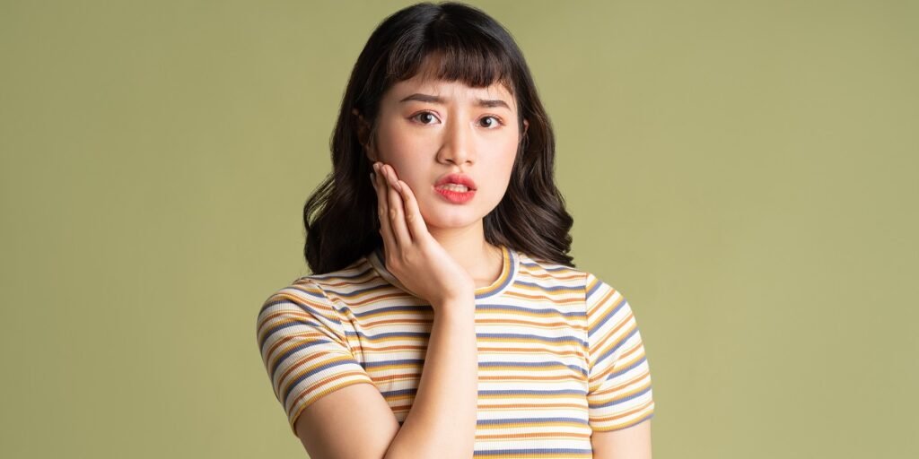 kedutan pipi kanan atas artinya